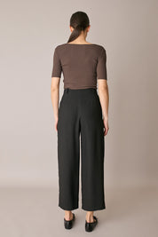 Maglia a costine con scollo quadrato