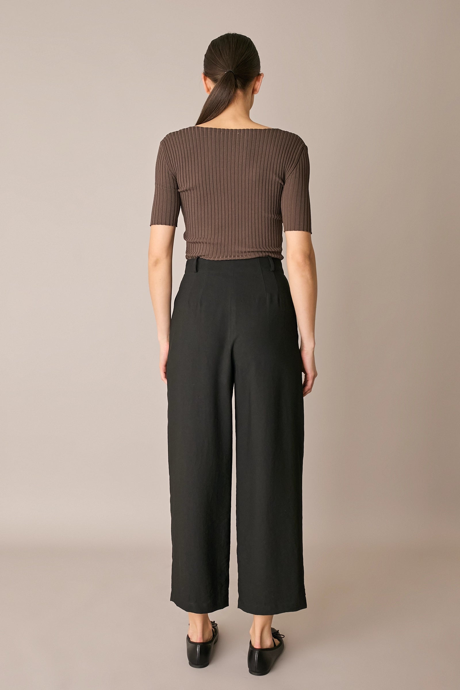 Maglia a costine con scollo quadrato