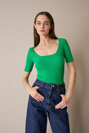 Maglia a costine con scollo quadrato