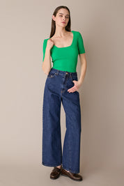 Maglia a costine con scollo quadrato