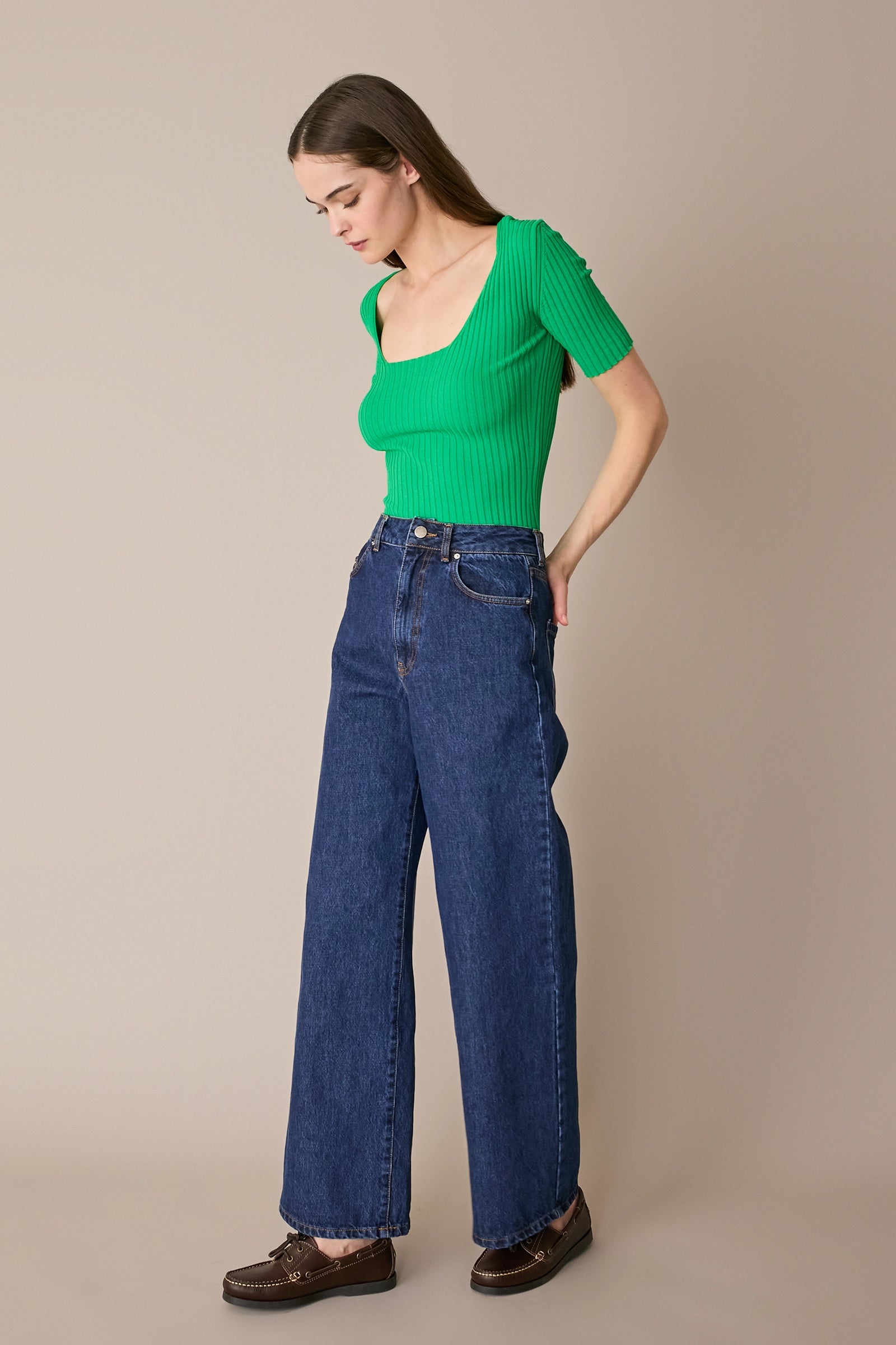 Maglia a costine con scollo quadrato