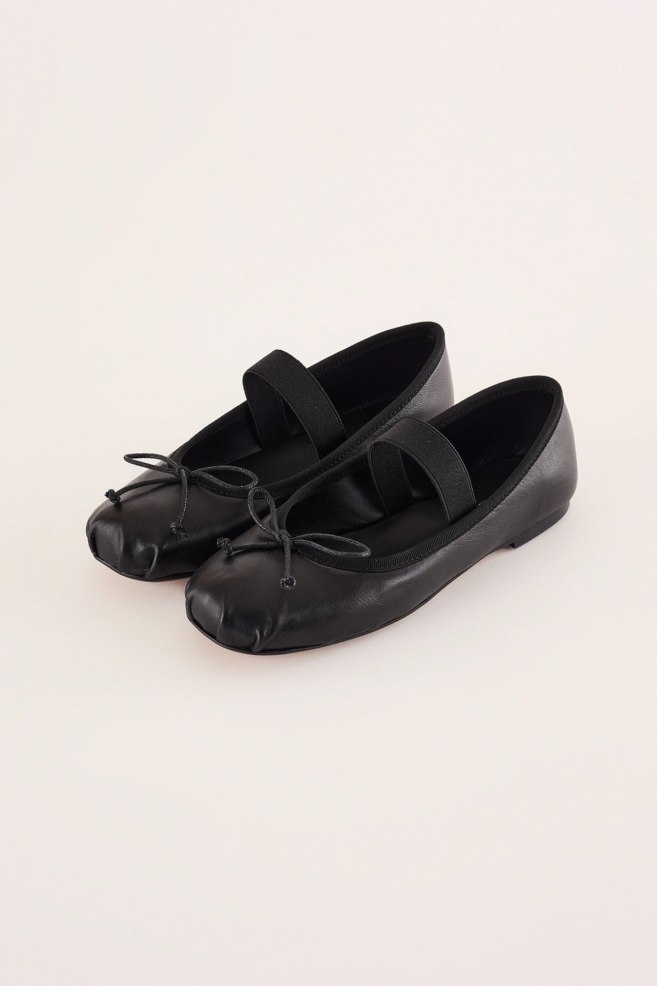 Elastic strap ballet flats