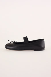 Elastic strap ballet flats