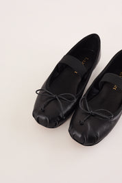 Elastic strap ballet flats