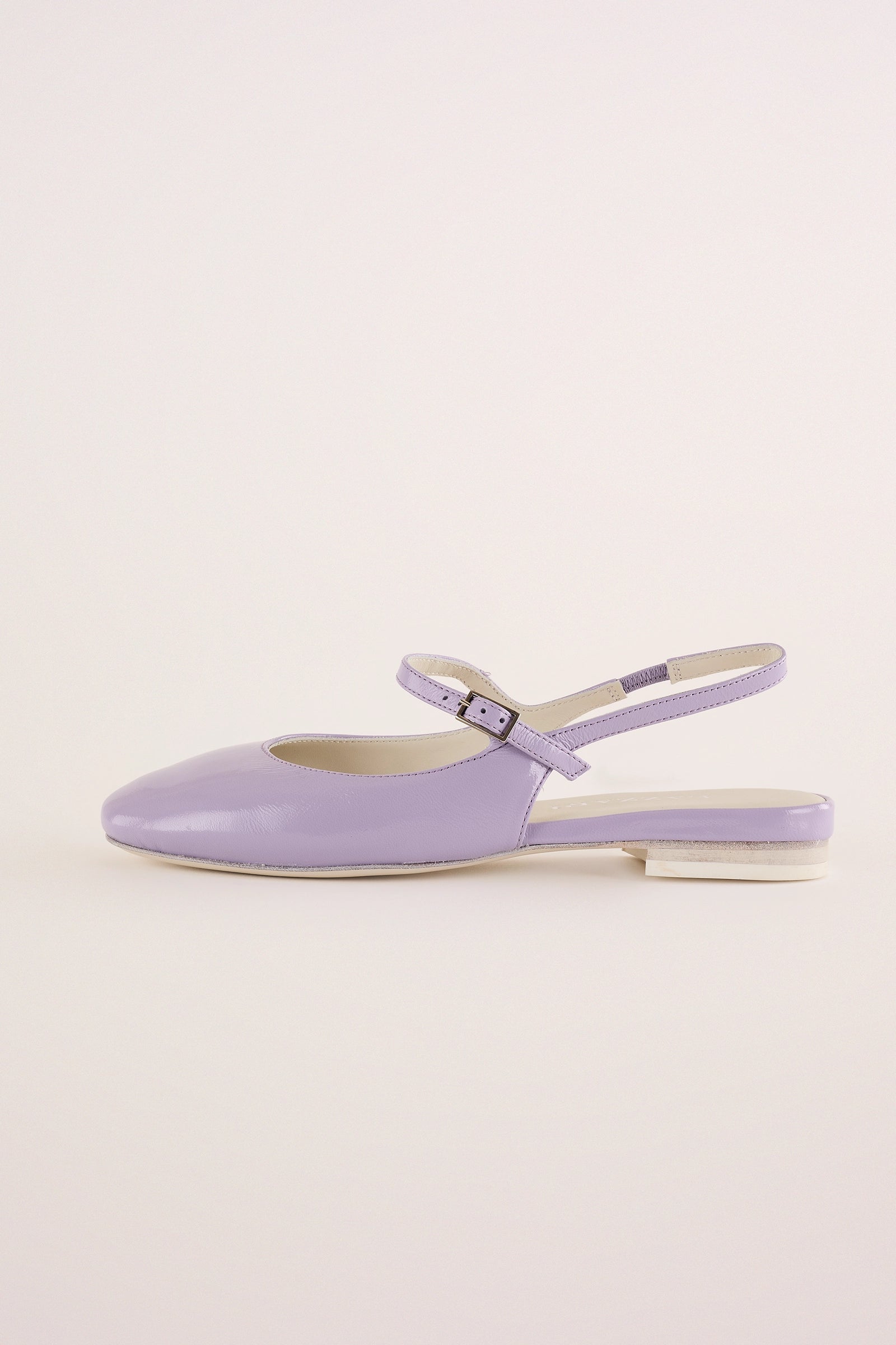 Round-toe slingbacks