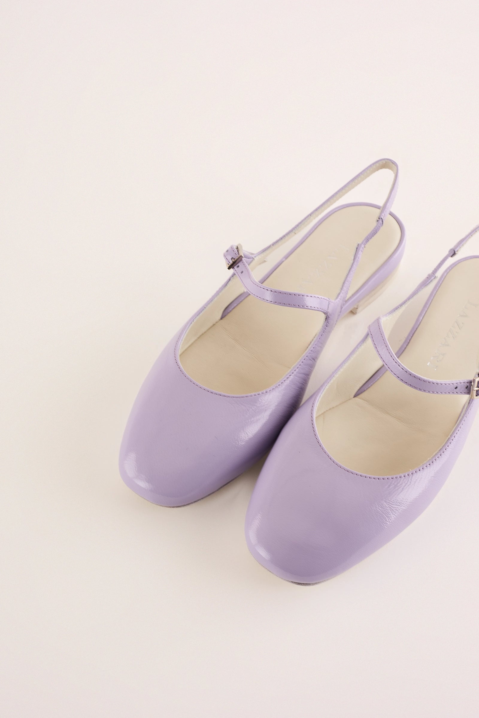 Round-toe slingbacks