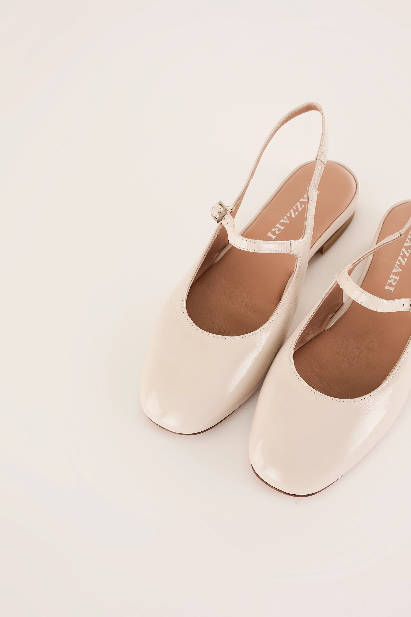 Round-toe slingbacks