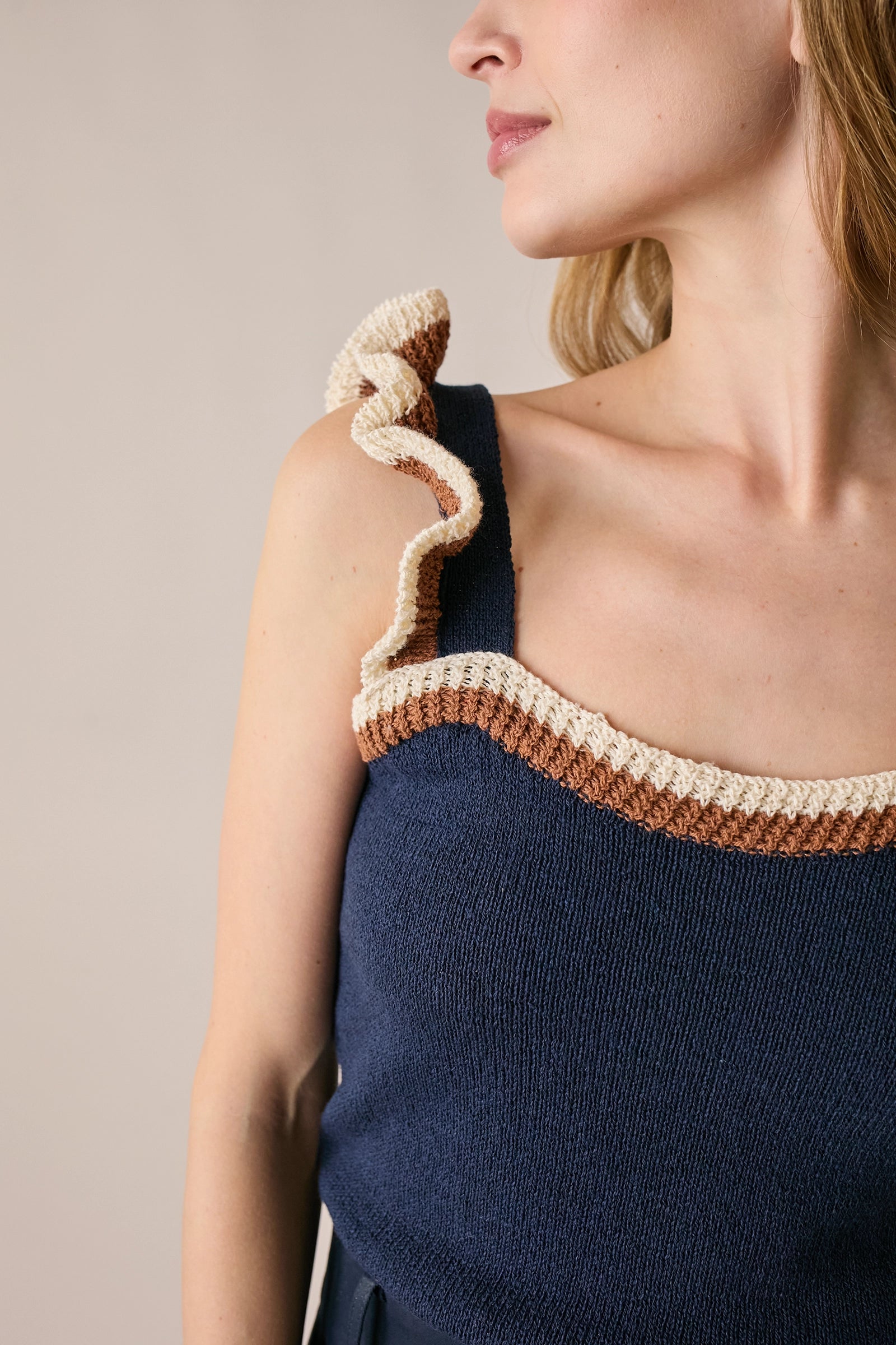 Top in maglia con volant