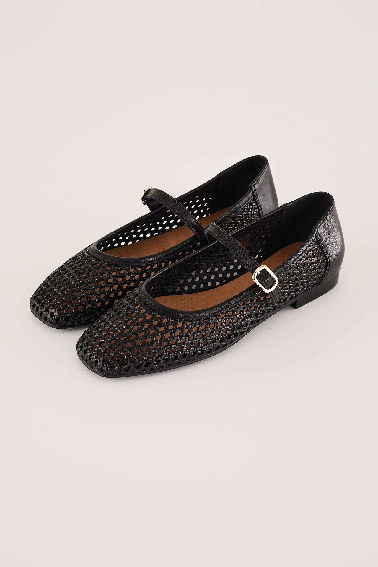 Ballerine in pelle traforata con cinturino