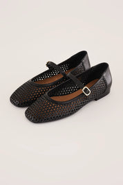 Ballerine in pelle traforata con cinturino