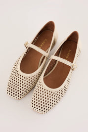 Ballerine in pelle traforata con cinturino