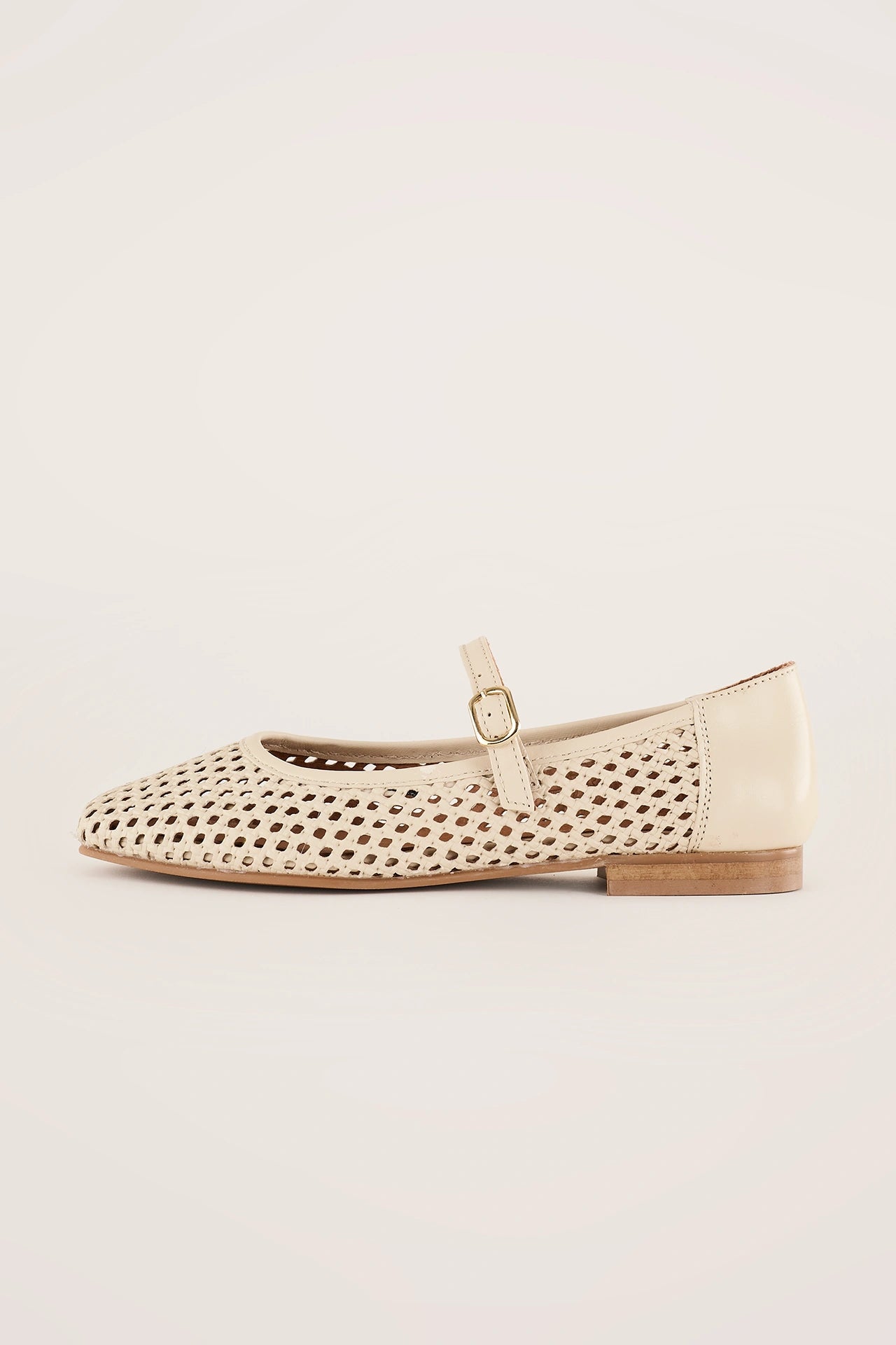 Ballerine in pelle traforata con cinturino