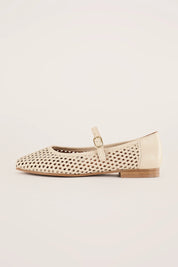 Ballerine in pelle traforata con cinturino