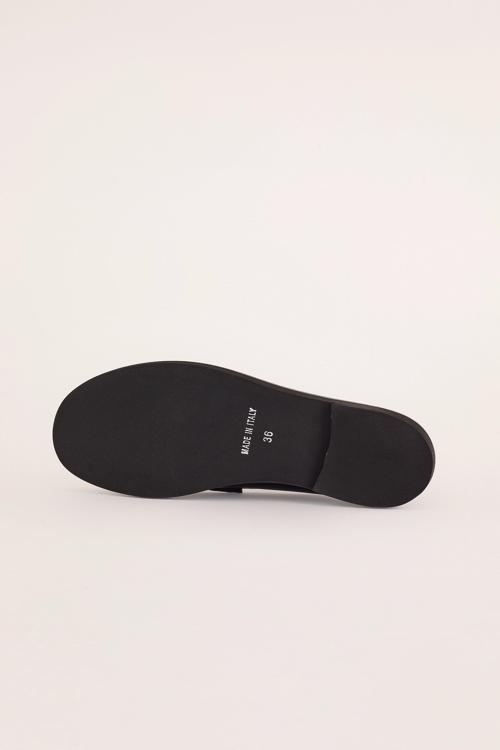 mocassini lucidi con punta stondata abrasivato nero per look casual