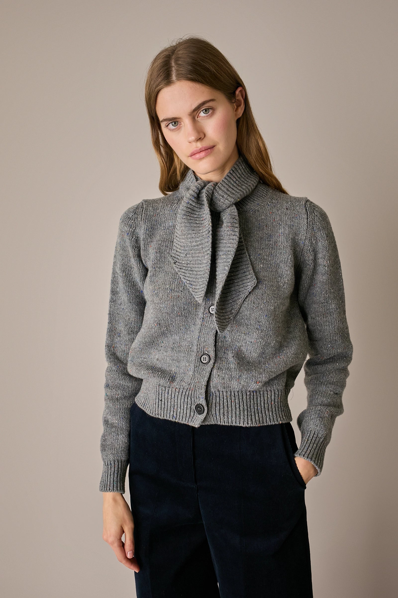 Cardigan in lana con sciarpa