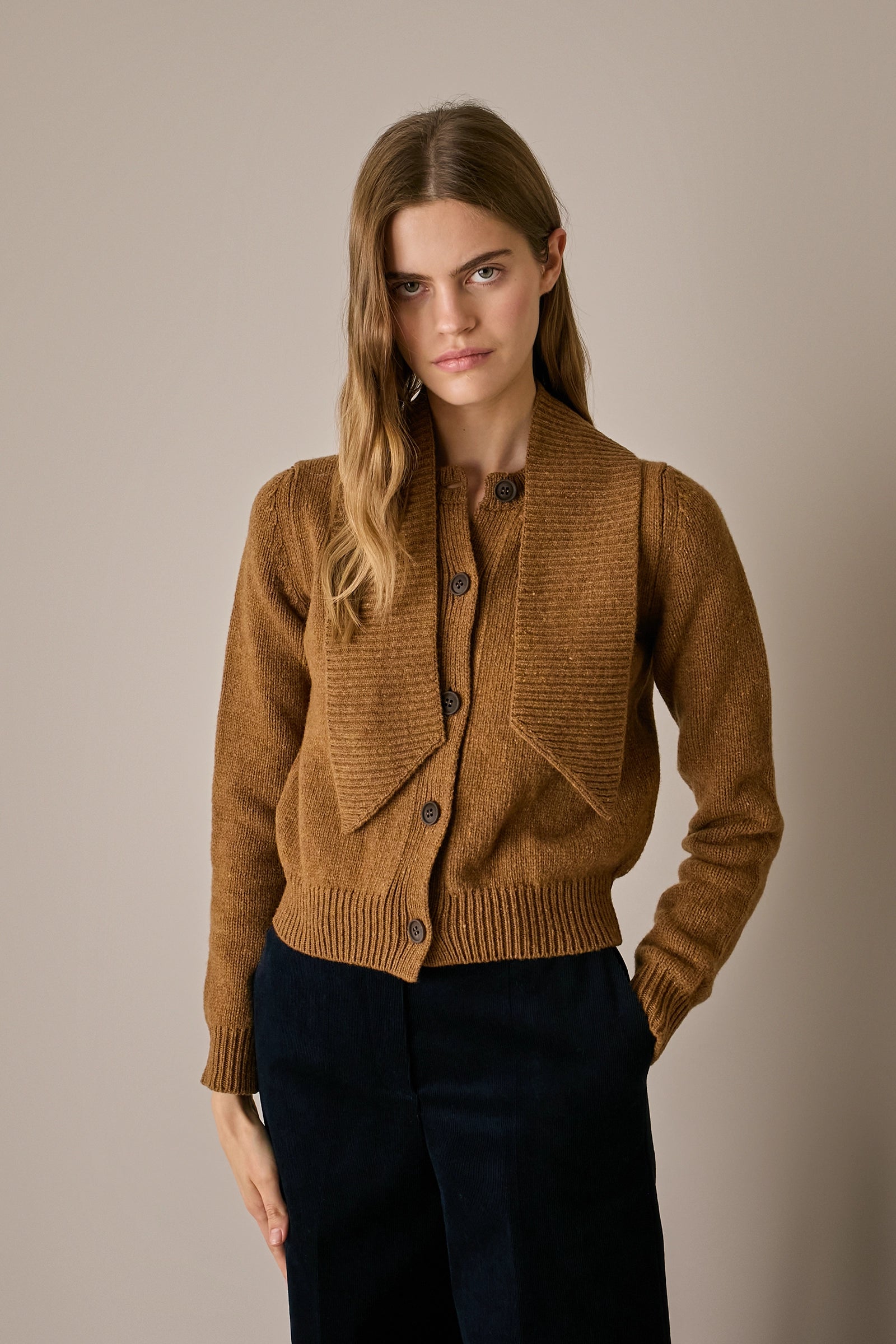 Cardigan in lana con sciarpa
