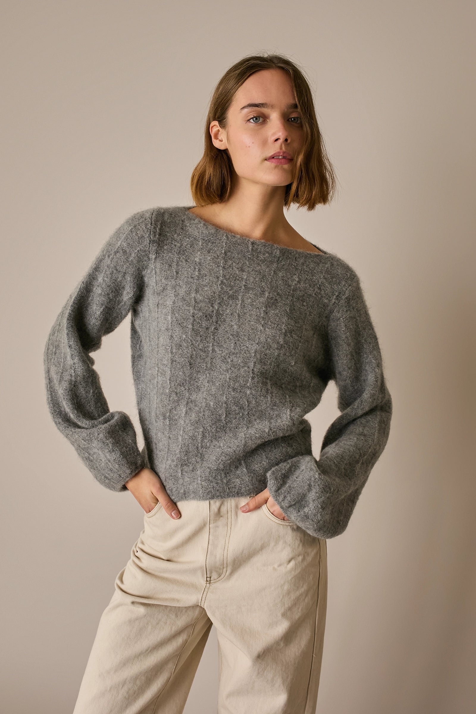 Maglia operata con scollo a barchetta
