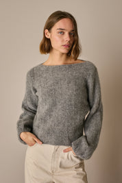 Maglia operata con scollo a barchetta