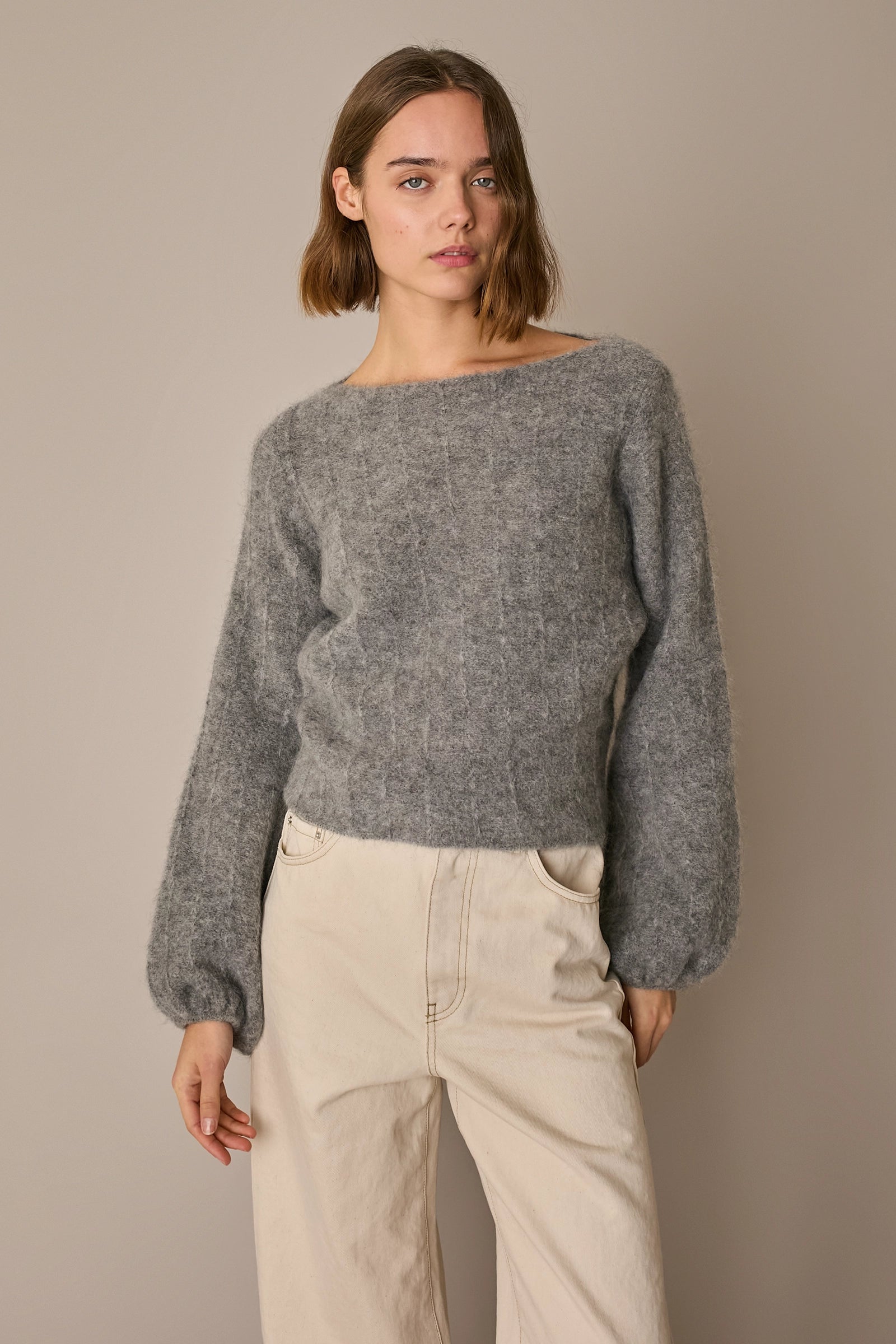 Maglia operata con scollo a barchetta
