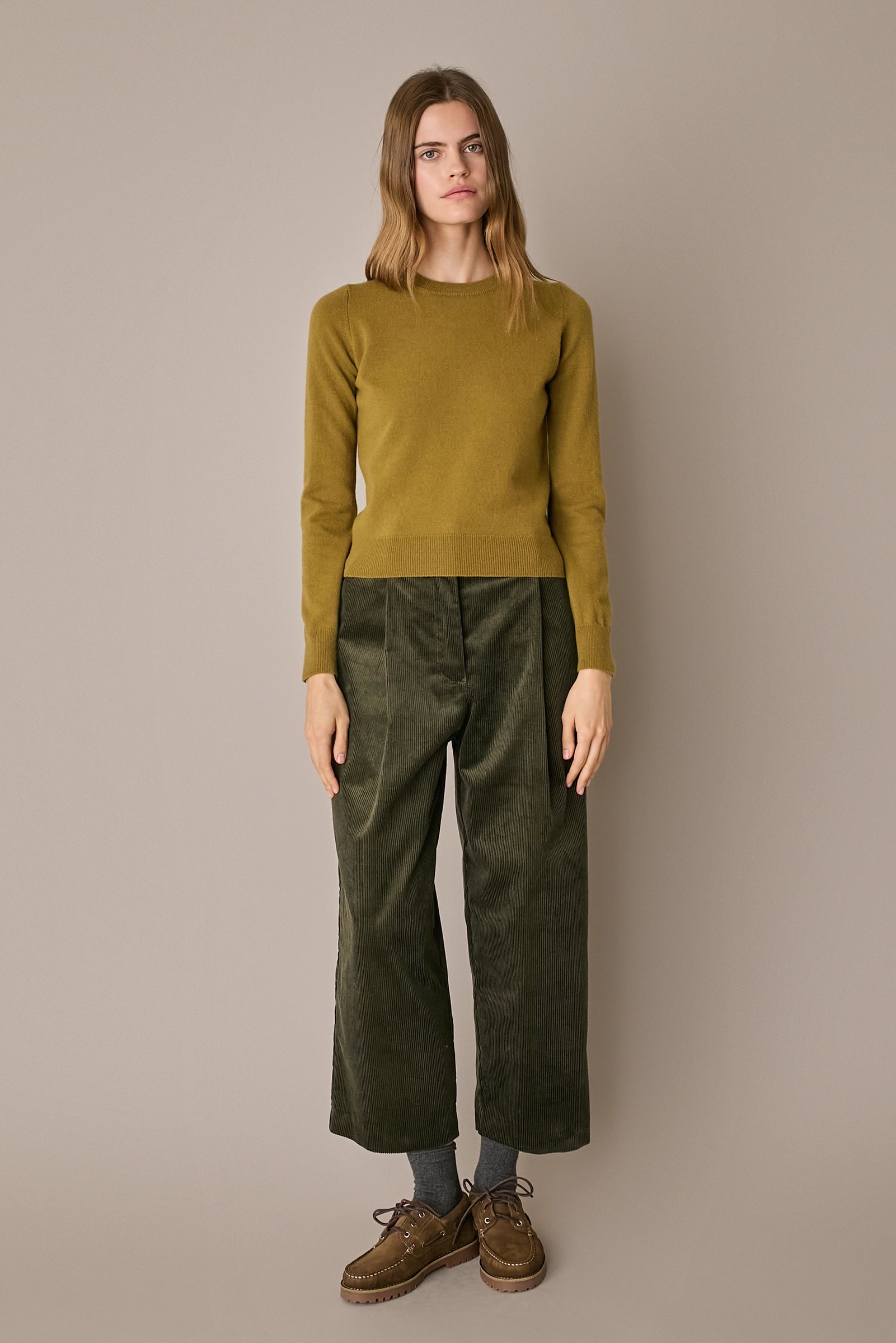 Maglia girocollo in lana e cashmere verde oliva, modello con calature