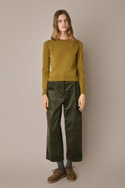 Maglia girocollo in lana e cashmere verde oliva, modello con calature