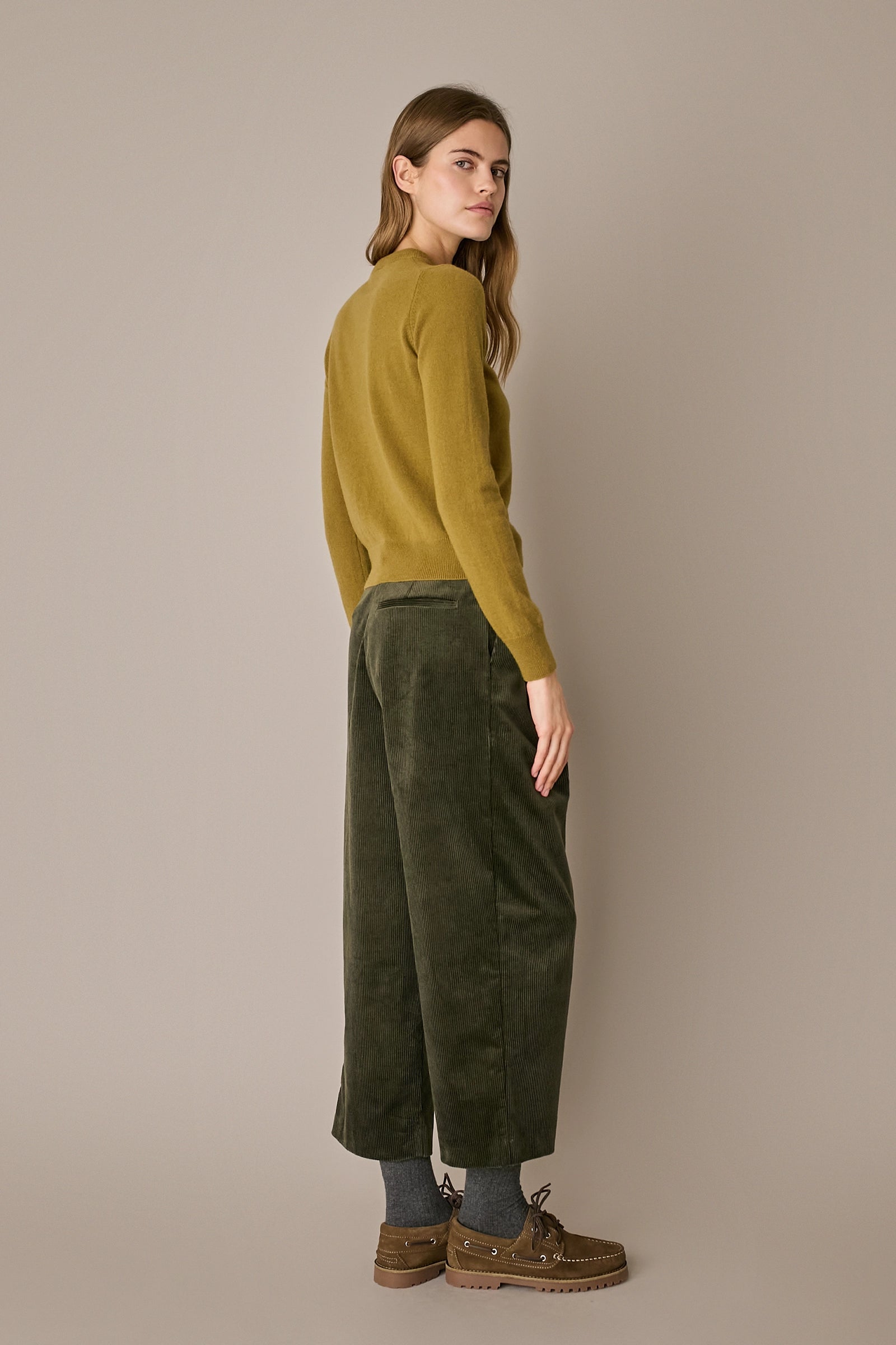 Maglia girocollo in lana e cashmere verde oliva, vestibilità regolare in lana e cashmere