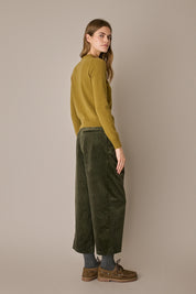 Maglia girocollo in lana e cashmere verde oliva, vestibilità regolare in lana e cashmere