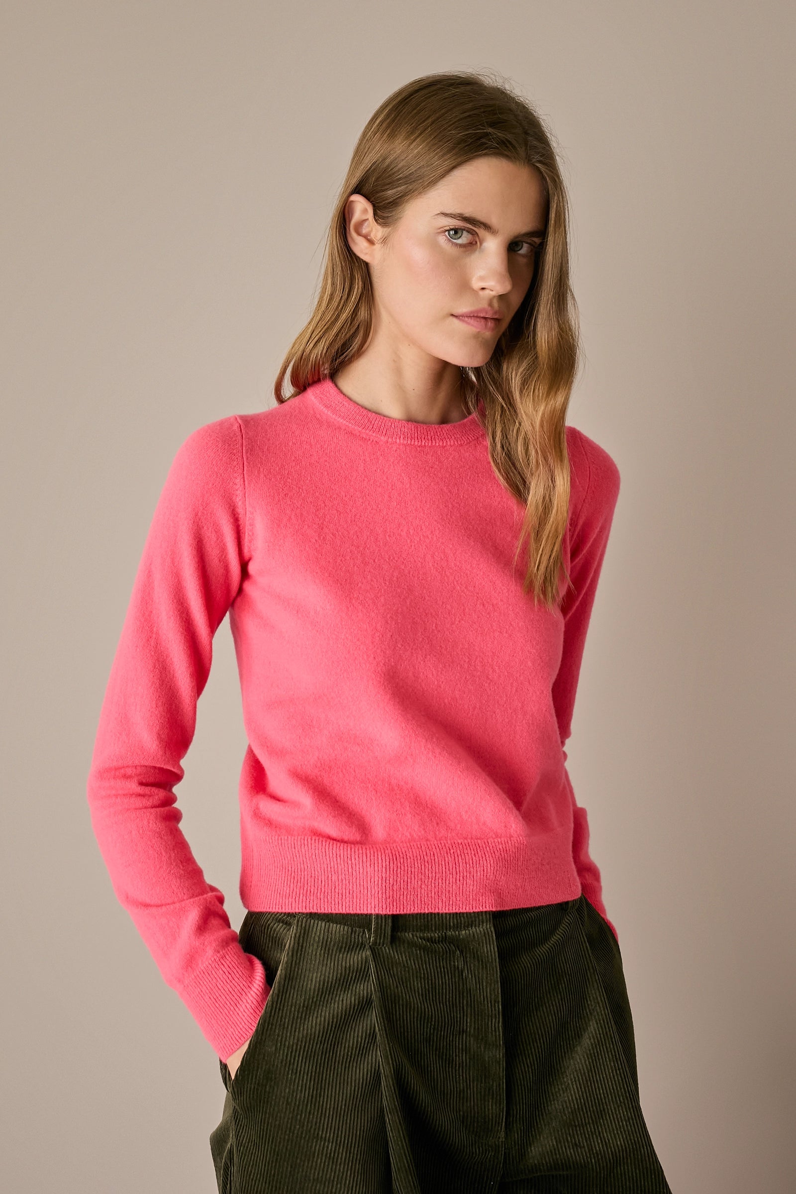 Maglia girocollo in lana e cashmere rosa fluo, vestibilità regolare