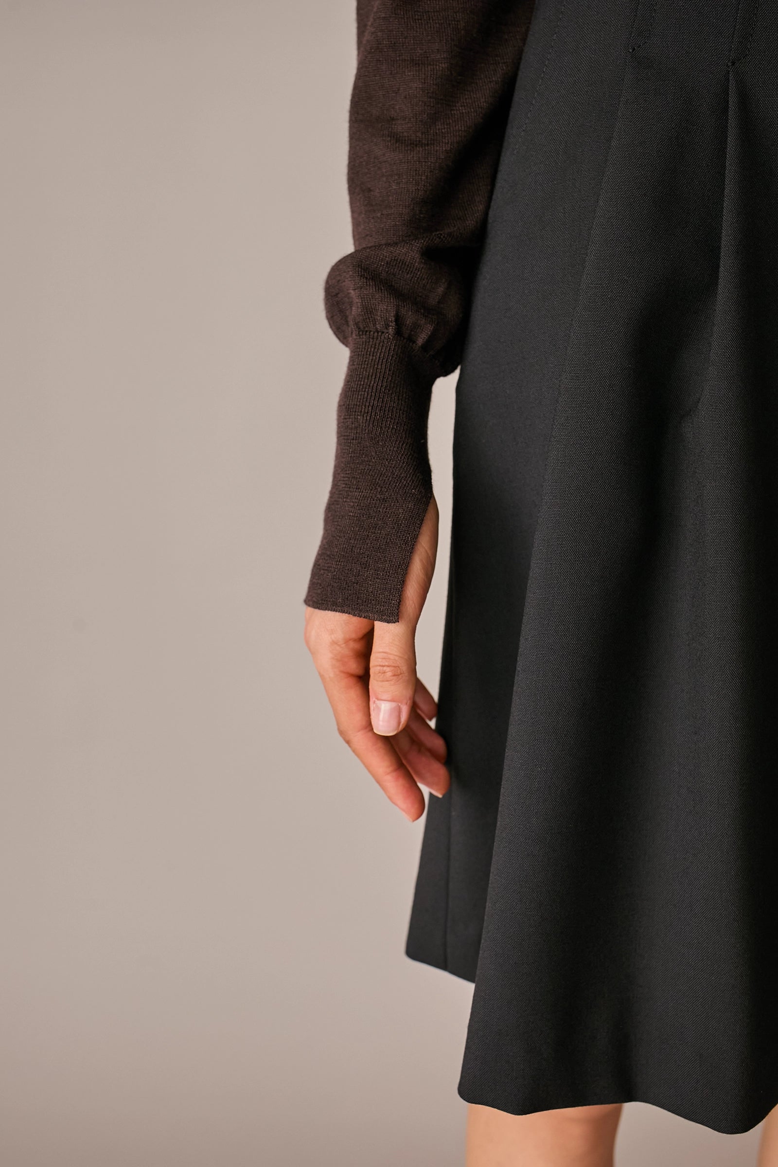 maglia in lana e seta con scollo a v testa di moro, polsini alti con spacchetti