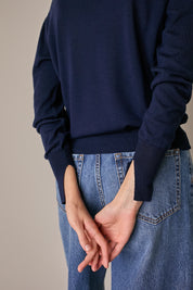 Maglia in lana e seta con scollo a V blu notte, spalle scese e polsini alti