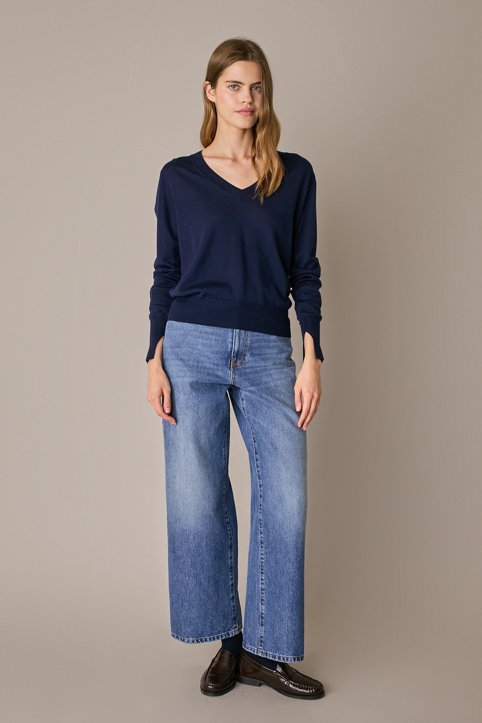 Maglia in lana e seta con scollo a V notte, polsini alti e struttura in lana e seta