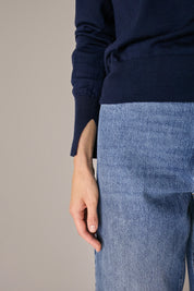 Maglia in lana e seta con scollo a V blu notte