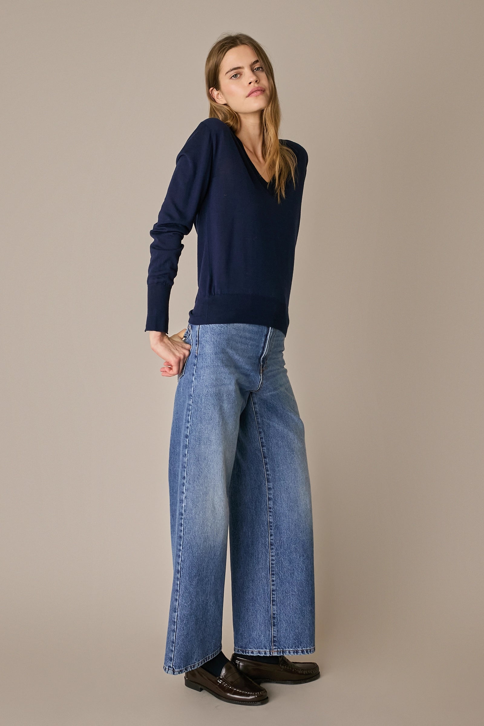 Maglia in lana e seta con scollo a V notte in lana e seta, vestibilità regolare