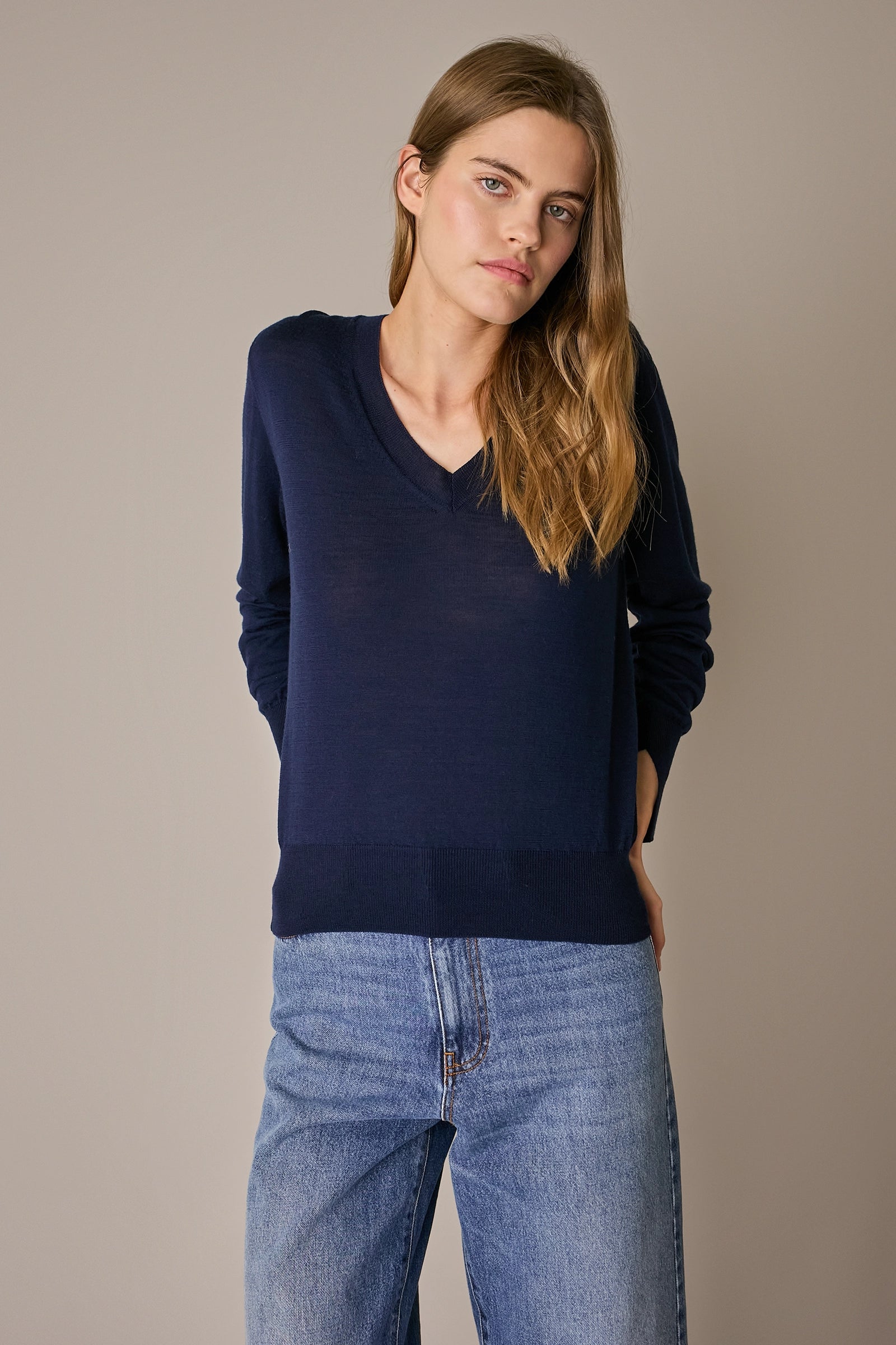 Maglia in lana e seta con scollo a V blu notte, scollo a V