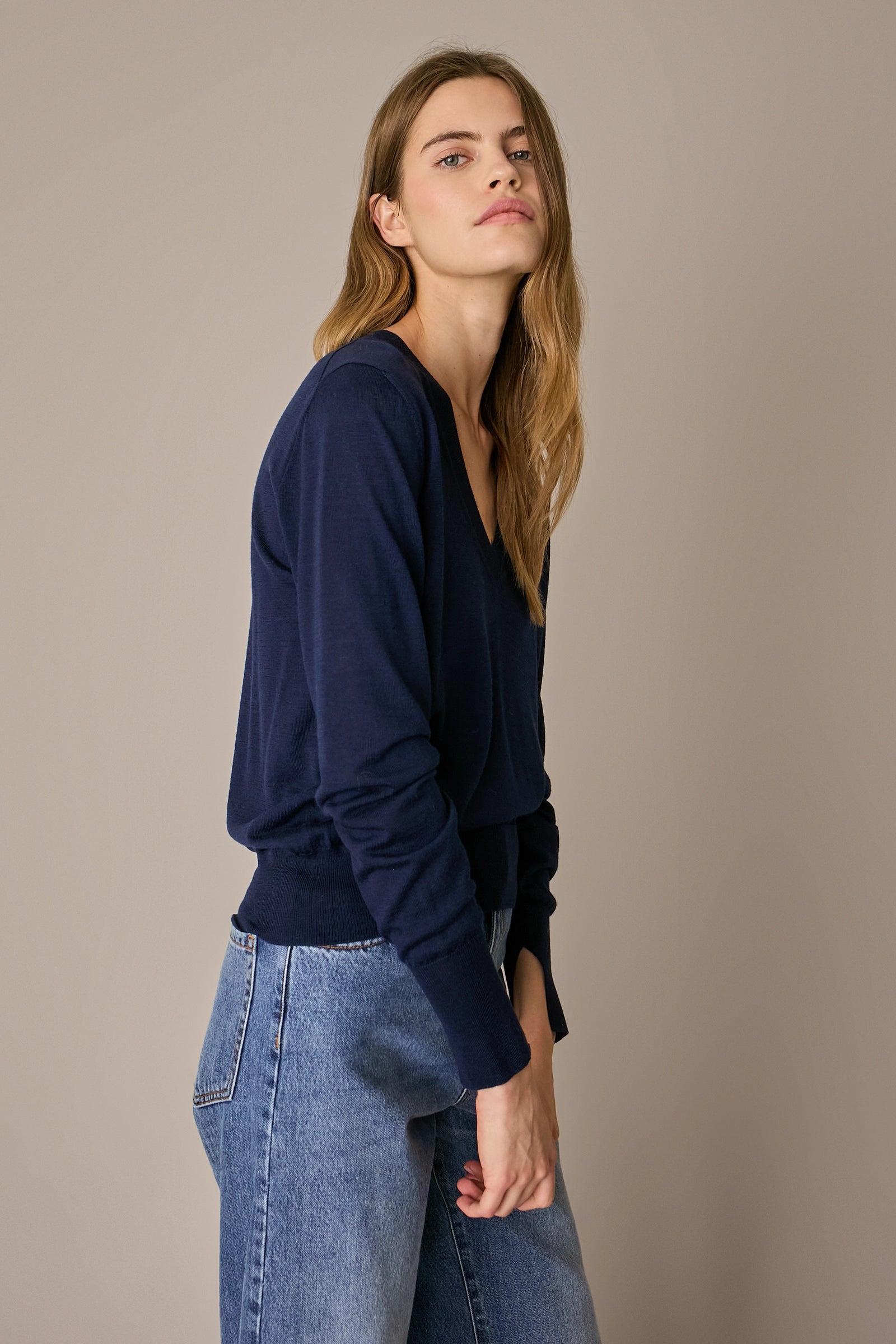 Maglia in lana e seta con scollo a V notte, spalle scese e polsini alti