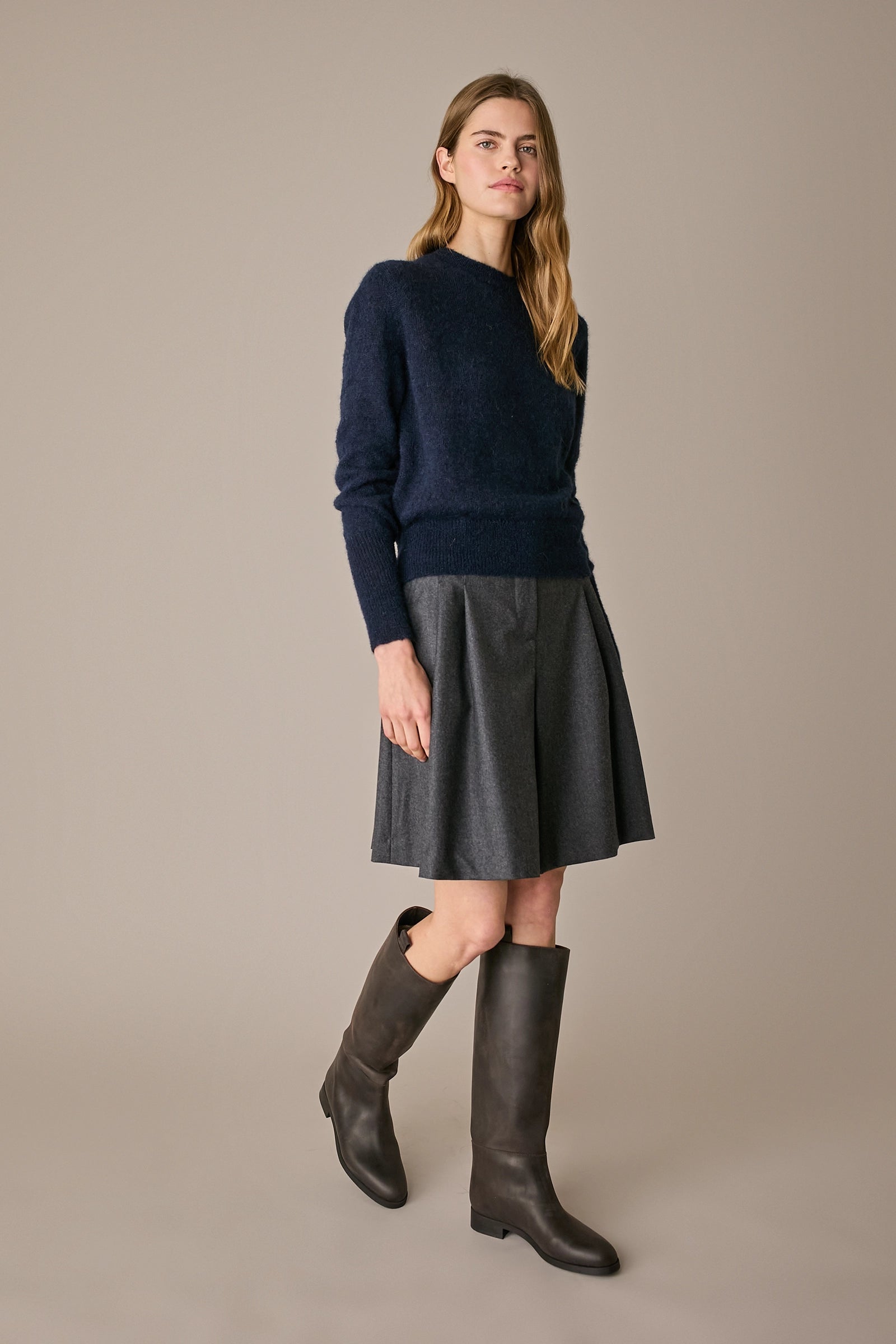 Maglia girocollo in alpaca blu navy, polsini alti in alpaca