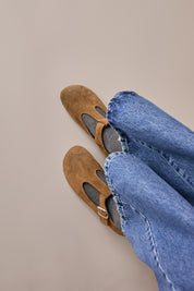 scarpe t-bar con suola in gomma camoscio tabacco, made in italy