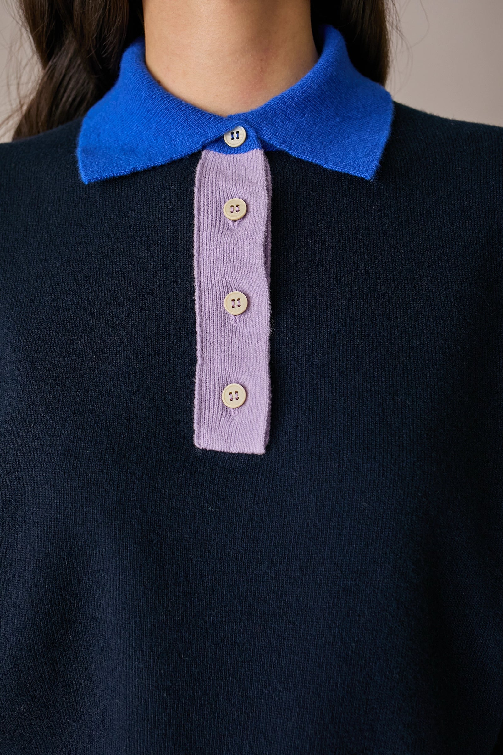 polo colour block blu navy, colletto, polsini e abbottonatura a contrasto