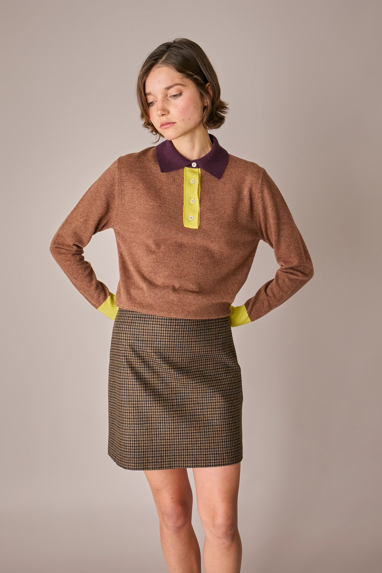polo colour block marrone, colletto, polsini e abbottonatura a contrasto