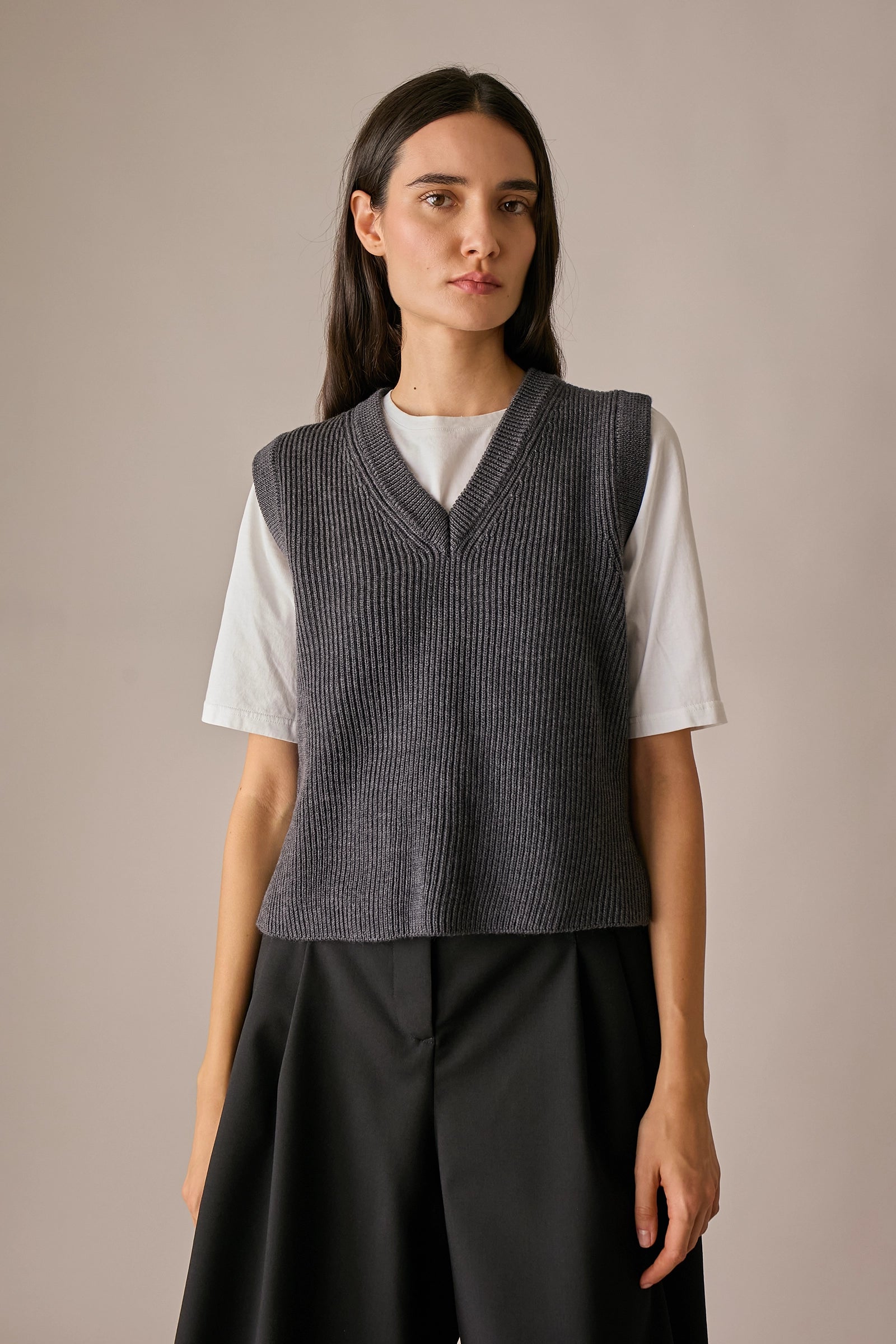 gilet con scollo a v in lana a costine grigio scuro, scollo a v