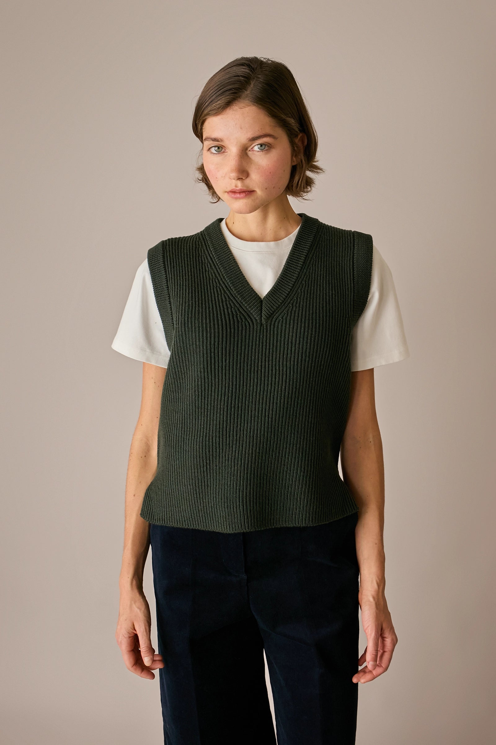 gilet con scollo a v in lana a costine verde bosco, scollo a v