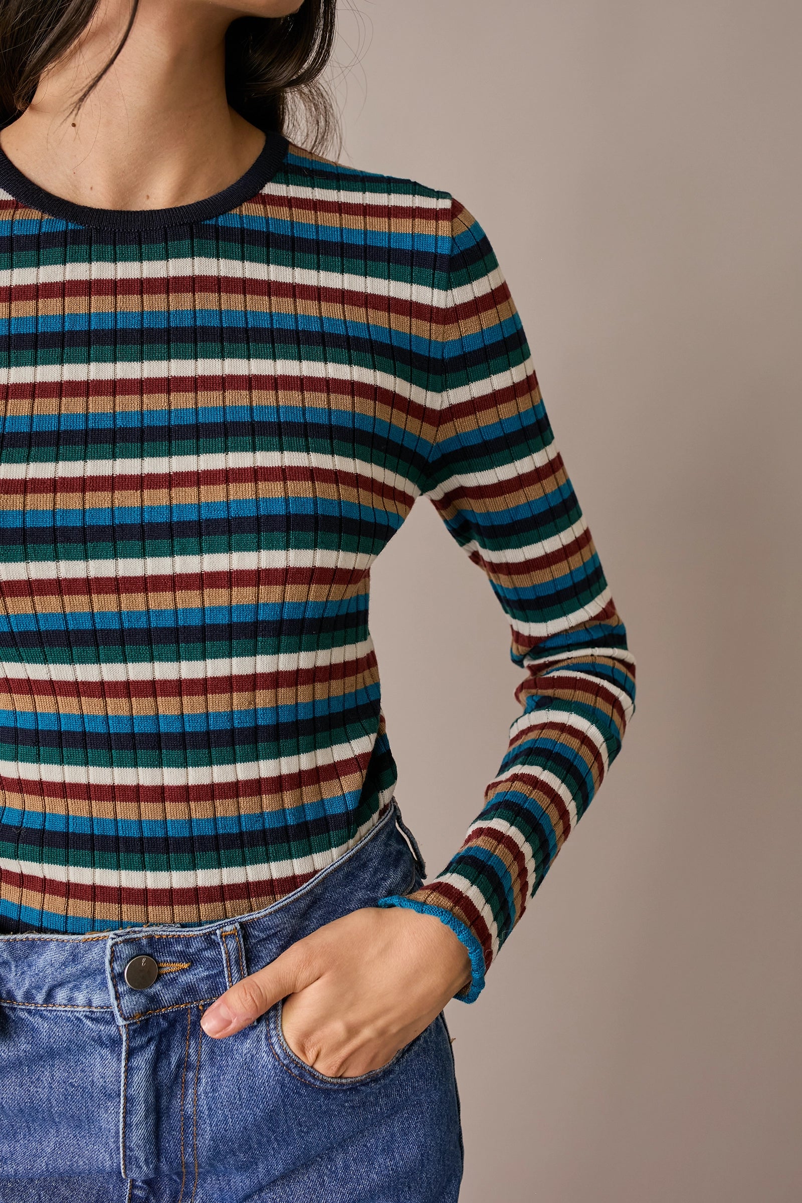 maglia a costine millerighe blu navy, modello girocollo a costine